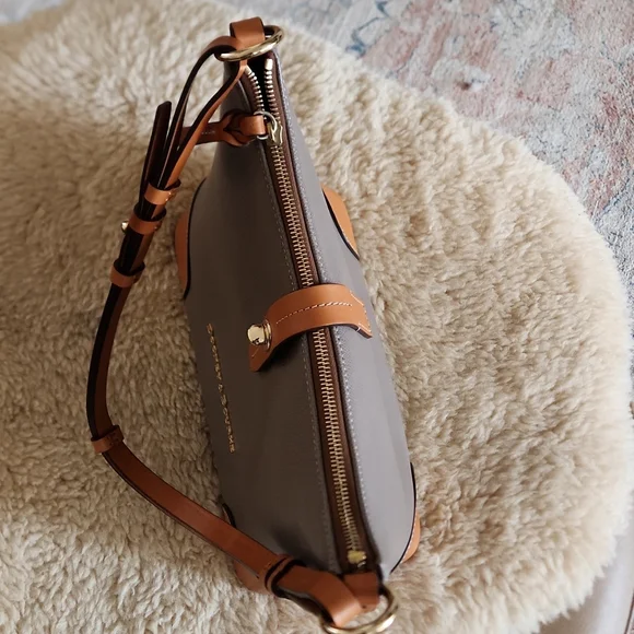 NWOT Dooney & BourkeEssex Carrier Saddle Tan and Coffee Hobo 🤎🐎